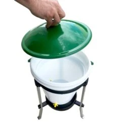 Abreuvoir Poule Sur Pieds Avec Seau Rivus 17L - River Systems -Poulaillers abreuvoir a seau sur pied 17 litres rivus river systems ouvert