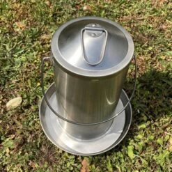 Abreuvoir Poule En Acier Inoxydable 4L - Gaun 10 Abreuvoir Poule En Acier Inoxydable 4L - Gaun -Poulaillers abreuvoir inox volaille 4l vue dessus anse et anneau d attache