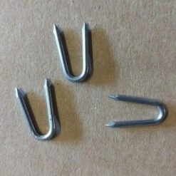 Lot De 9 Piquets Pour Grillage à Poule En Pin Autoclave Classe 4 - 150 X 5 Cm -Poulaillers clou forme de u 1