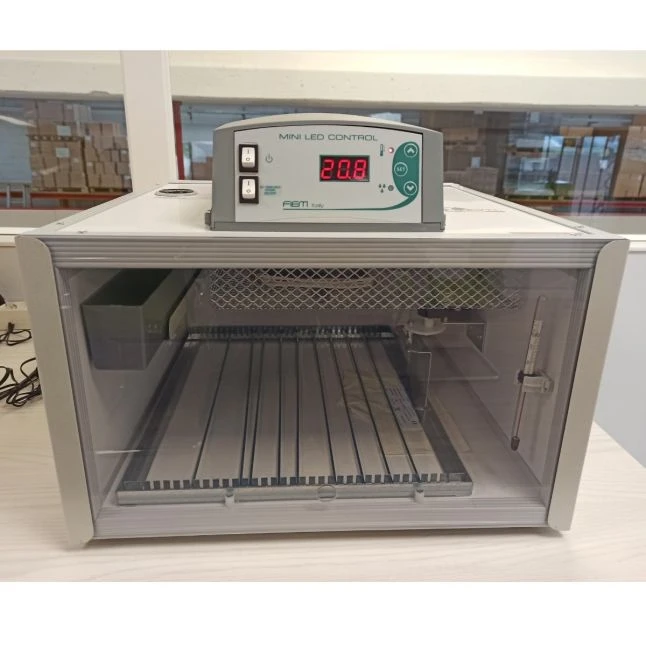 Couveuse Automatique Digitale Poule Cip Cip 40 Mini LED PVC Capacité 40 œufs - FIEM 5 Couveuse Automatique Digitale Poule Cip Cip 40 Mini LED PVC Capacité 40 œufs - FIEM – Image 3