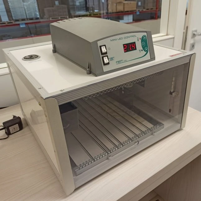 Couveuse Automatique Digitale Poule Cip Cip 40 Mini LED PVC Capacité 40 œufs - FIEM 4 Couveuse Automatique Digitale Poule Cip Cip 40 Mini LED PVC Capacité 40 œufs - FIEM – Image 2