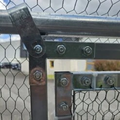 Porte Universelle 1,70x0,75m Pour Enclos Poulailler Parc Grillagé Renforcé -Poulaillers detail porte laterale haut