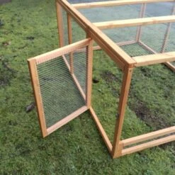 Parc Grillagé Pour Poulailler Farmer L Et XL Bois FSC -Poulaillers extension poulailler farmer bois fsc porte ouverte