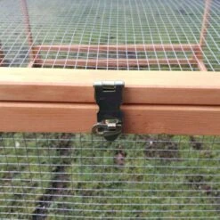 Parc Grillagé Pour Poulailler Farmer L Et XL Bois FSC -Poulaillers extension poulailler farmer bois fsc verrou plan rapproche