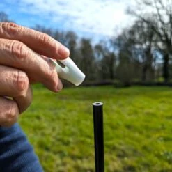 Filet Poule Grande Hauteur Double Pointe 15m X 1,26m - Zen Farm 41 Filet Poule Grande Hauteur Double Pointe 15m X 1,26m - Zen Farm -Poulaillers filet poule zen farm 126cm 15m detail installation capuchon