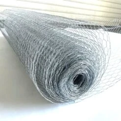 Grillage Poulailler Acier Galvanisé à Chaud Triple Torsion 25m X 1,5m épaisseur 0,8 Mm - Zen Farm -Poulaillers grilage galvanise enroule vue de cote 2 1