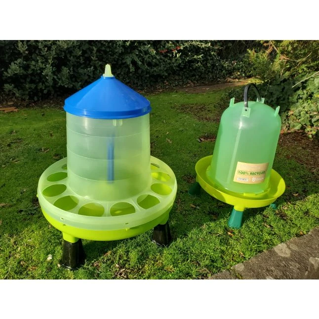 Kit Plastique Recyclé 7/8 Poules Abreuvoir 10L Et Mangeoire 12Kg à Pieds 4 Kit Plastique Recyclé 7/8 Poules Abreuvoir 10L Et Mangeoire 12Kg à Pieds – Image 2