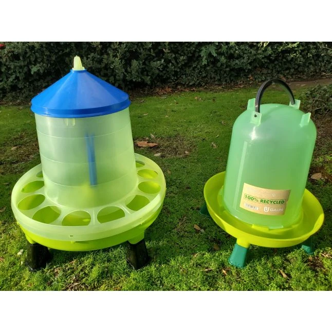 Kit Plastique Recyclé 7/8 Poules Abreuvoir 10L Et Mangeoire 12Kg à Pieds 3 Kit Plastique Recyclé 7/8 Poules Abreuvoir 10L Et Mangeoire 12Kg à Pieds