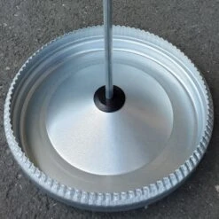 Mangeoire Galva Silo 15Kg + Couvercle -Poulaillers mangeoire metal avec couvercle 15kg detail pied