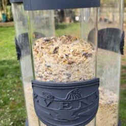 Mangeoire Pour Poule En Plastique Gris Tube Transparent 7kg Prima - Evena 18 Mangeoire Pour Poule En Plastique Gris Tube Transparent 7kg Prima - Evena -Poulaillers mangeoire poule plastique tube transparent detail logo