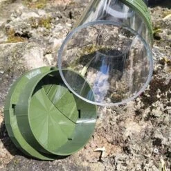 Mangeoire Pour Poule En Plastique Vert Tube Transparent 7kg Prima - Evena -Poulaillers mangeoire tube vert gris evena tube et bouchon