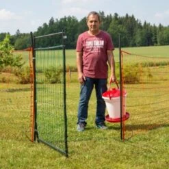 Porte Pour Filet Poule électrifiable 95 à 125 Cm - Kerbl 12 Porte Pour Filet Poule électrifiable 95 à 125 Cm - Kerbl -Poulaillers porte pour filet cloture poule kerbl filet 125cm mise en place vue