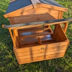 Poulailler Chabo Toit Shingle 2 à 4 Poules -Poulaillers poulailler chabo vue focus pondoir 2