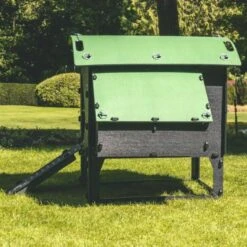 Poulailler Nestera Sur Pieds Taille M Plastique Recyclé 5 à 9 Poules -Poulaillers poulailler plastique recycle nestera m cote pondoir lum