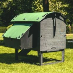 Poulailler Nestera Sur Pieds Taille M Plastique Recyclé 5 à 9 Poules -Poulaillers poulailler plastique recycle nestera m profil arriere lum