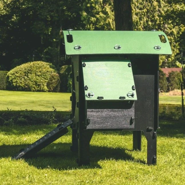 Poulailler Nestera Sur Pieds Taille S Plastique Recyclé 3 à 5 Poules 7 Poulailler Nestera Sur Pieds Taille S Plastique Recyclé 3 à 5 Poules – Image 5