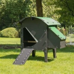 Poulailler Nestera Sur Pieds Taille S Plastique Recyclé 3 à 5 Poules Avec Portier Automatique Autonome Zen Farm -Poulaillers poulailler plastique recycle nestera s installe lum 1