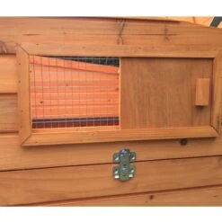 Poulailler Sussex L Toit Shingle Noir Ouvrant 4 à 6 Poules Bois FSC 23 Poulailler Sussex L Toit Shingle Noir Ouvrant 4 à 6 Poules Bois FSC -Poulaillers poulailler sussex detail trappe grillagee