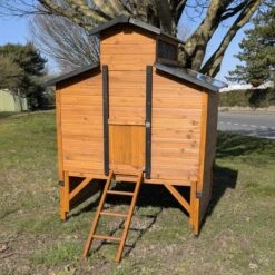 Poulailler Farmer XL Toit Tôle Ouvrant 6 à 10 Poules Bois FSC Avec Rehausse -Poulaillers poulialler farmer avec rehausse entree fermee cote 1